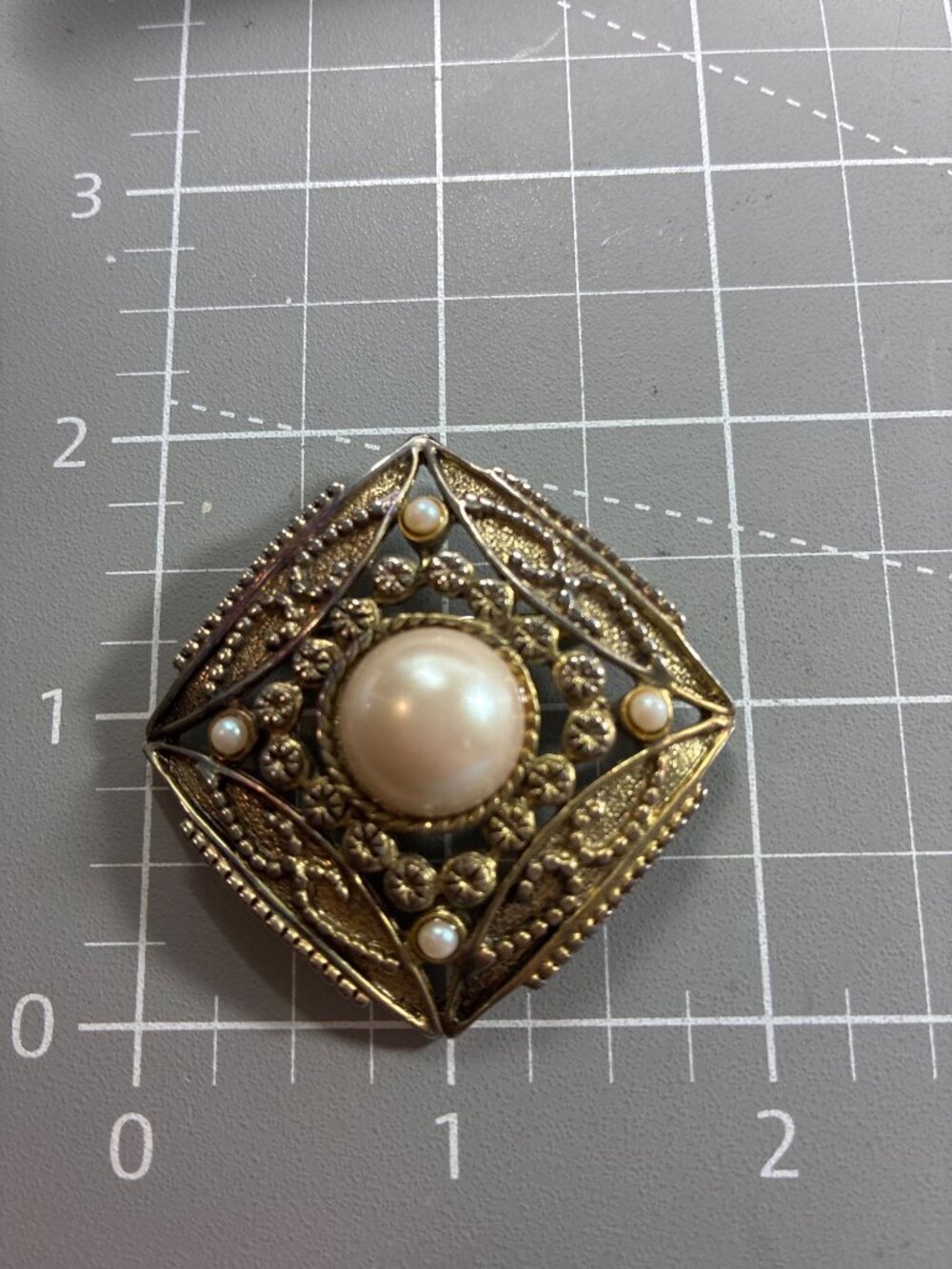 Vintage Made in USA Faux Pearl Rhinestone Gold Tone Diamond Brooch 2" - Picture 8 of 8